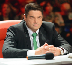 Naujame projekte Vitalijus Cololo atskleidė talentą groti lūpine armonikėle... nosimi